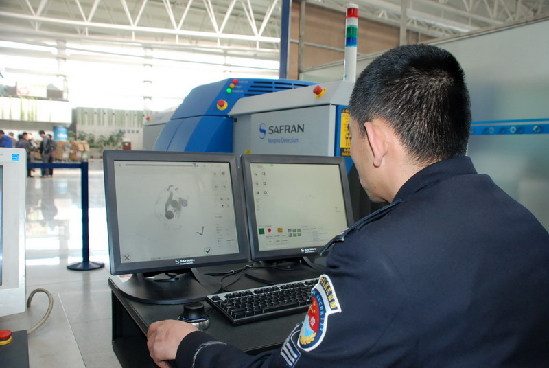 青島機(jī)場(chǎng)引入進(jìn)口CT安檢機(jī) 三維成像安檢更嚴(yán)[圖]
